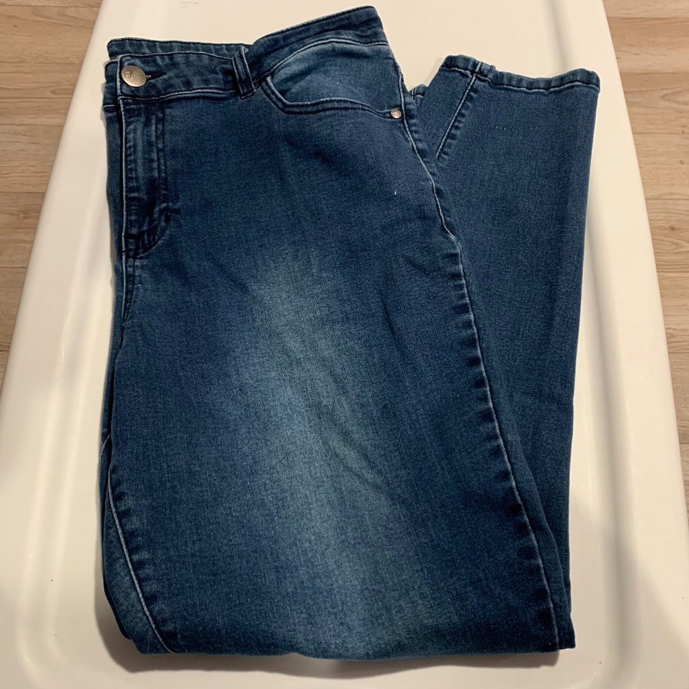 Avenue Skinny Jeans Dark Wash Average